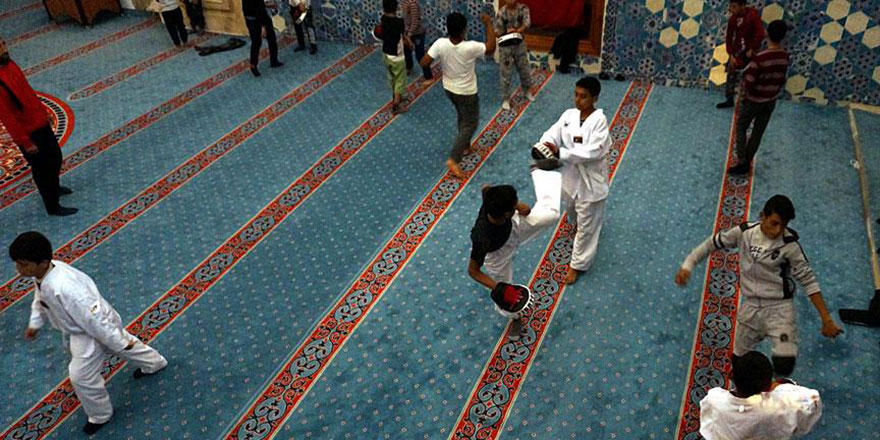 Çocuklara camide tekvando eğitimi