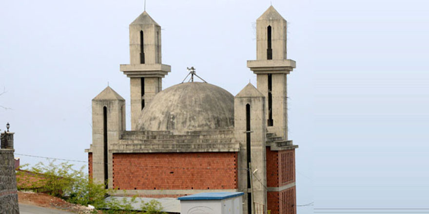 Kiliseye benzetilen cami 12 yıldır tamamlanamıyor, yıkılacak