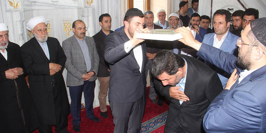 Husumetli aileler Kur'an'ın altından geçti, camide barıştı