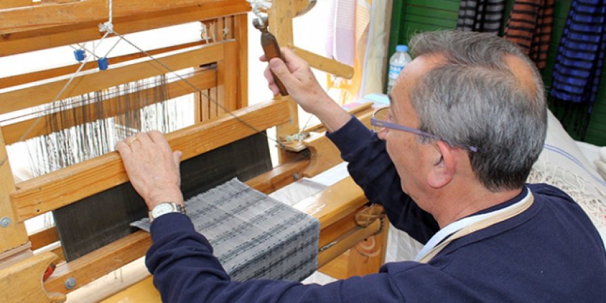 60 yıldır dokumacılık yapıyor