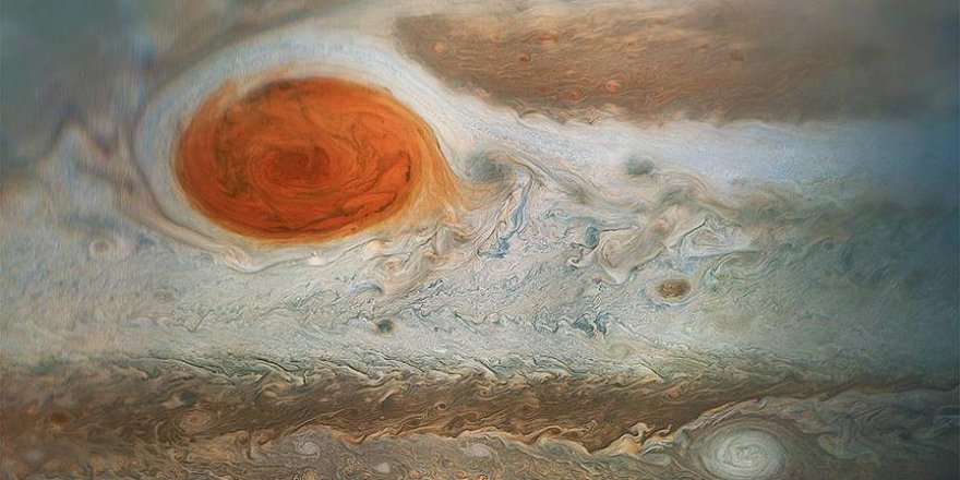 Jupiter'in Büyük Kırmızı Lekesi dünyanın 4 katı büyüklükte