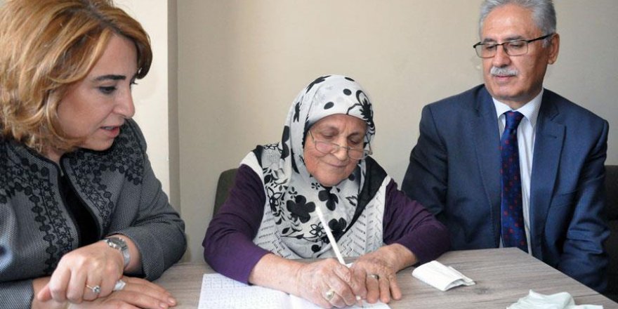 92 yaşında okuma yazmayı söktü