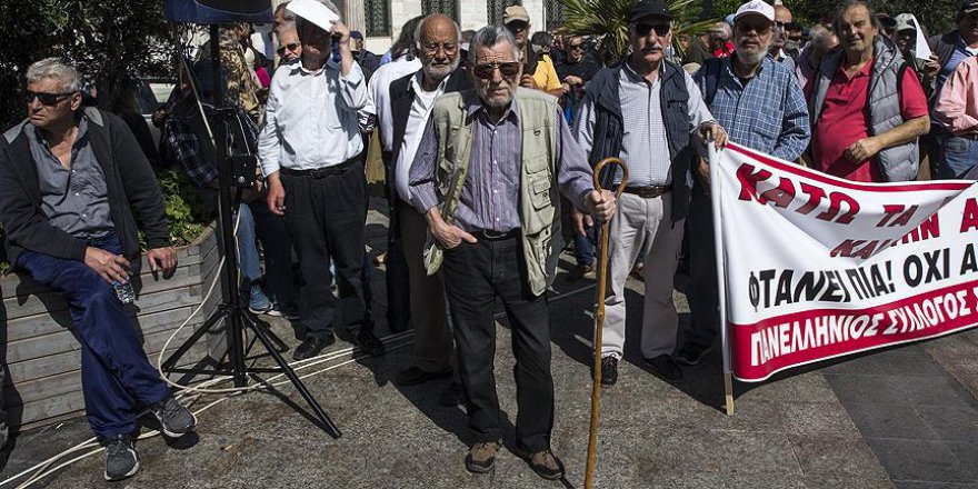 Yunanistan'da emekliler sokaklara döküldü