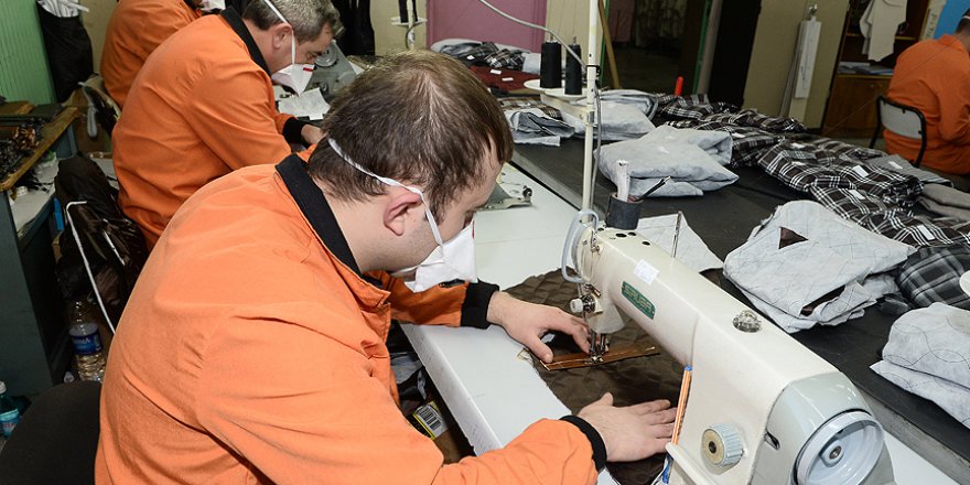 Mahkumlar atölyede çalışmak için sıraya girdi