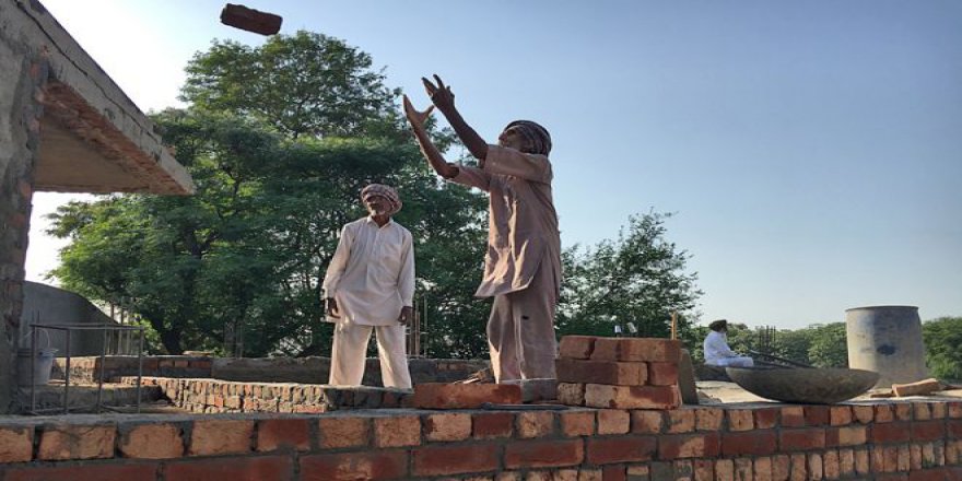 Hindistan'ın küçük köyü üç dini grubun çatışmasını bitirecek gibi