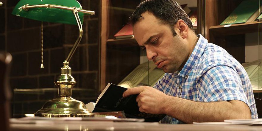 Güvenlikçi olarak girdiği kütüphanede 'kitap kurdu' oldu