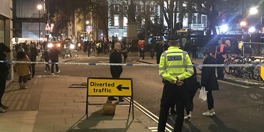 İngiltere'de bir araç cami önündeki yayalara çarpıp kaçtı