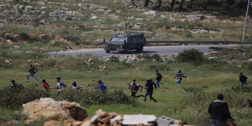 İşgalci İsrail askerleri down sendromlu bir genci dövdü