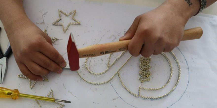 Engellerini tel ve çivi ile aşıyorlar