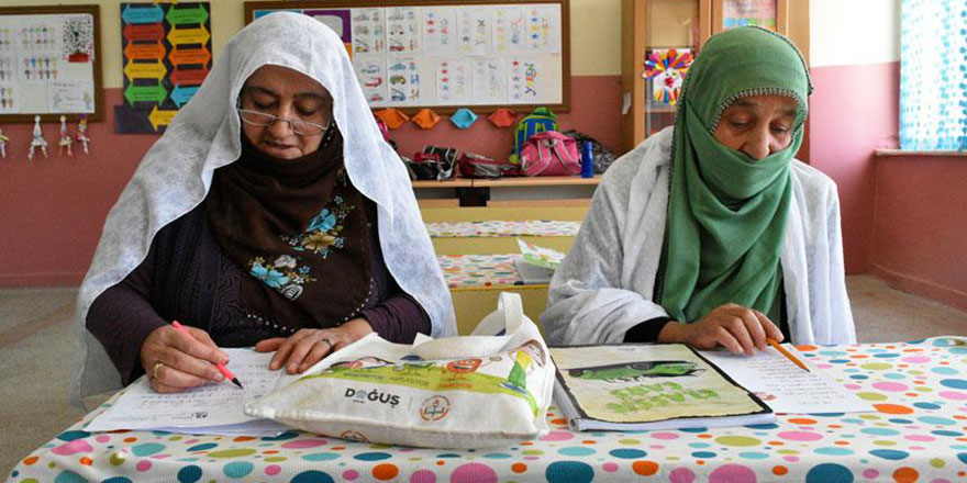 Köylü teyzeler okul sıralarını çok sevdi