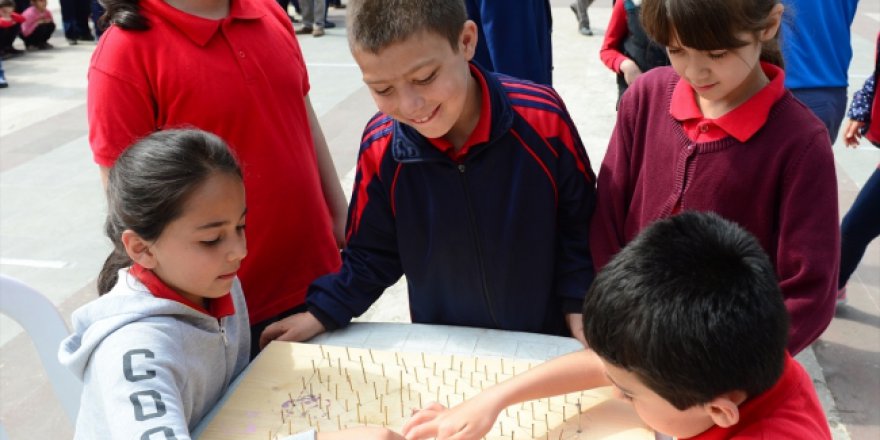 Çocuklar, eski oyun ve oyuncaklarla tanıştı