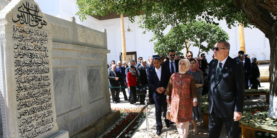 Cumhurbaşkanı Erdoğan, Şeyh Nakşibendi Hazretlerinin Türbesi’ni ziyaret etti