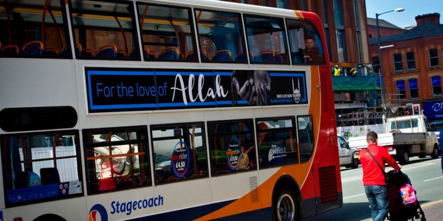 Otobüs üzerinde Allah yazısını görünce telefonlara sarıldılar