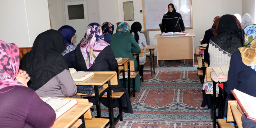 Görmediği halde görenlere Kur'an öğretiyor