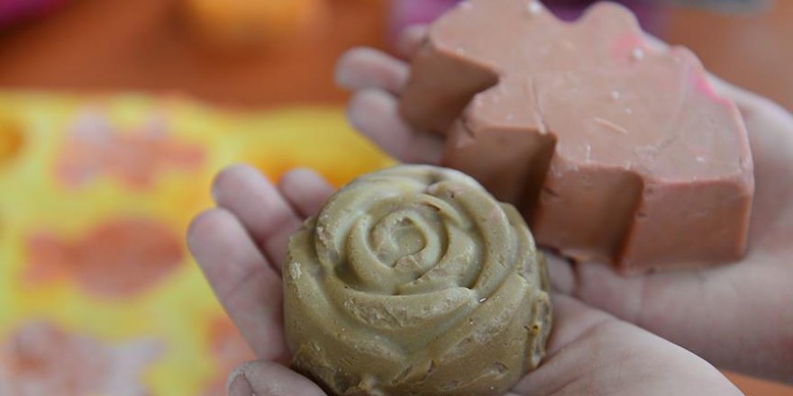 Atık yağlar öğrencilerin elinde rengarenk sabuna dönüşüyor