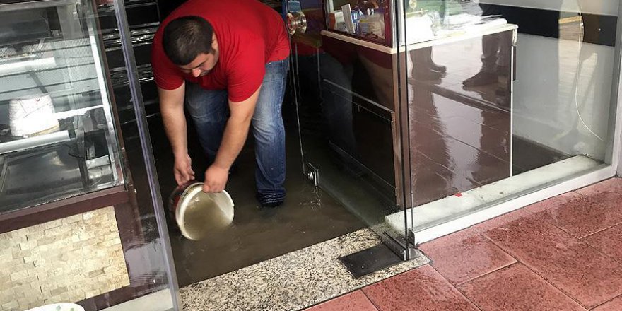 İzmir'de kuvvetli yağış hayatı etkiledi