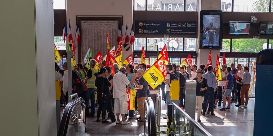 Fransa'daki grev tren garlarına sıçradı