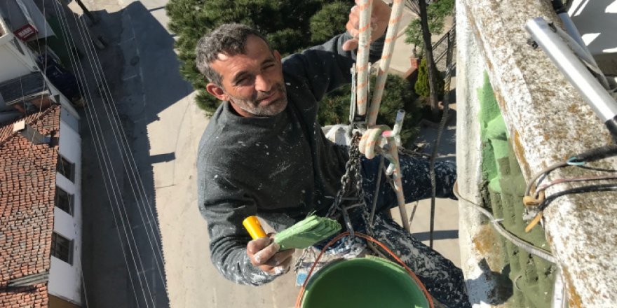 Minare tamir ederek ekmek parası kazanıyor