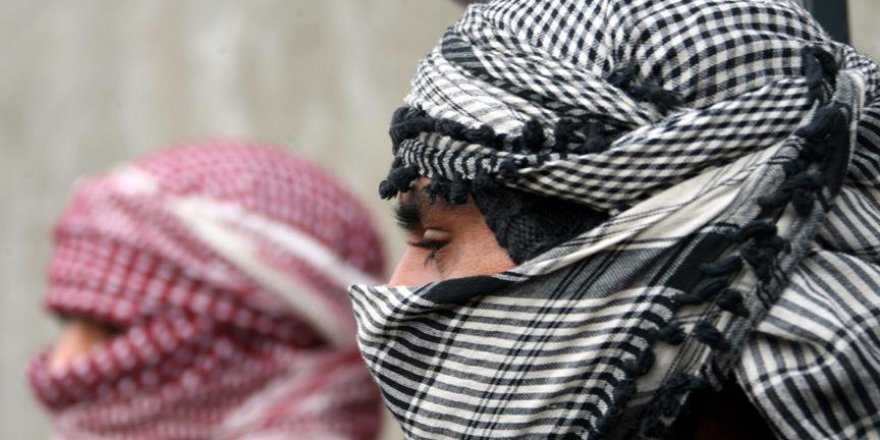 İran'da DEAŞ kostümlü oyuncular korku saçtı