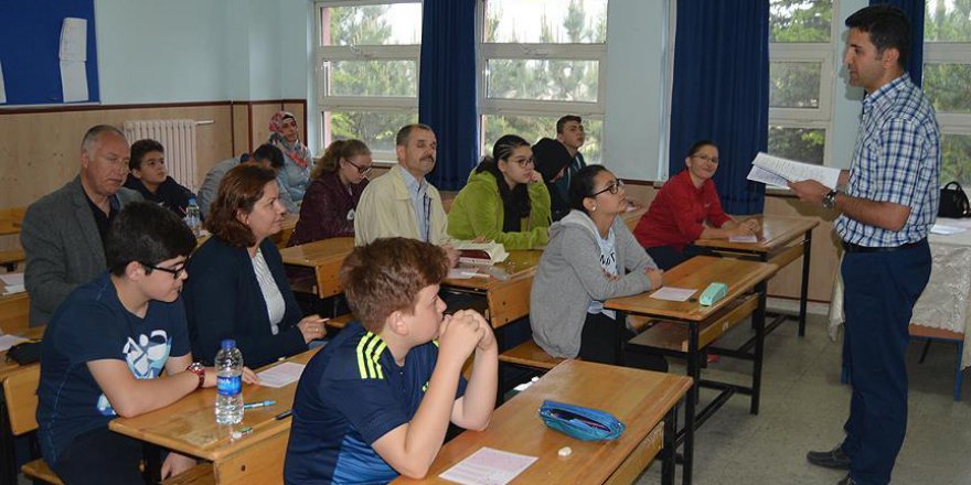 'Aileler yarışıyor' projesi ile okuma yazma öğreniyorlar