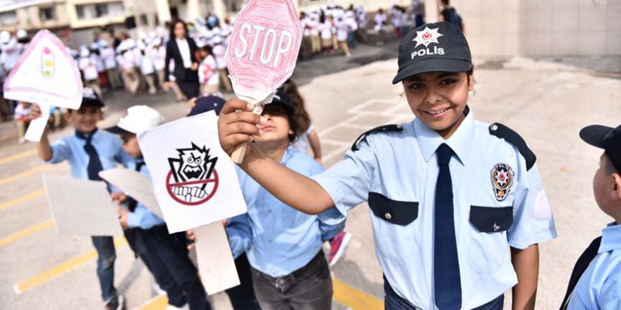 Poşetten trafik levhasıyla büyüklere mesaj verdiler