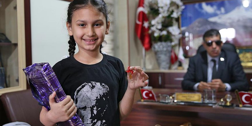 Yarışmada kazandığı altını şehit ailelerine bağışladı