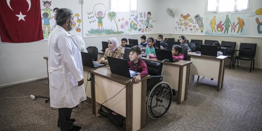 İç savaşta engelli kalan profesör, Suriyelilerin yaralarını sarıyor