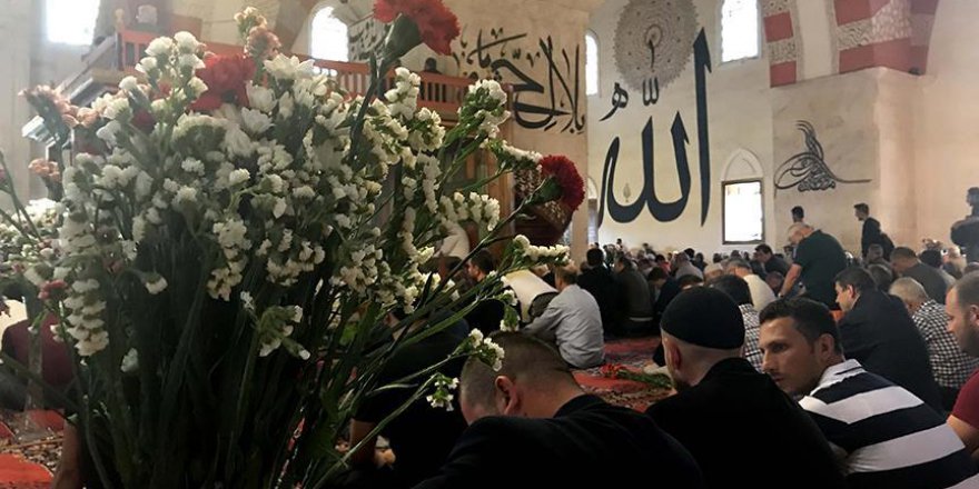 Cuma namazını çiçekler arasında kıldılar