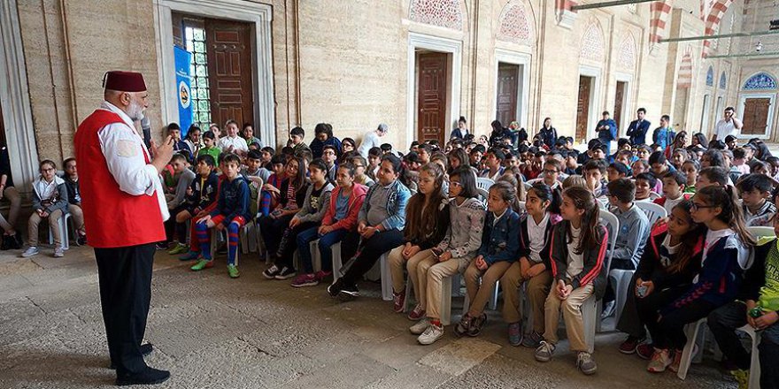 Selimiye'nin avlusu tiyatro sahnesi oldu