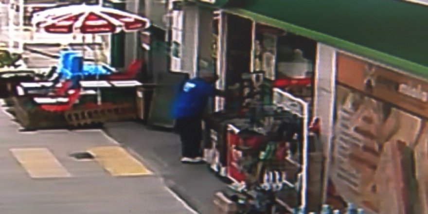 Markete çamurlu ayakkabılarını çıkarıp girdi