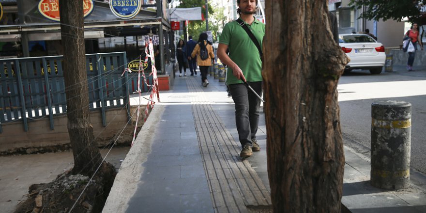 Engelli vatandaşlar için hazırlanan sarı şeritler sorunlu