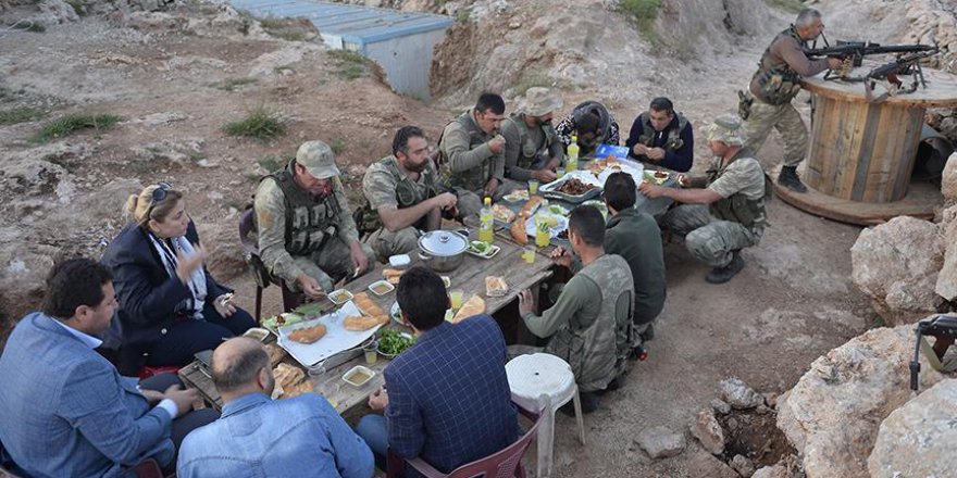 Güvenlik korucuları ilk iftarı dağlarda yaptı