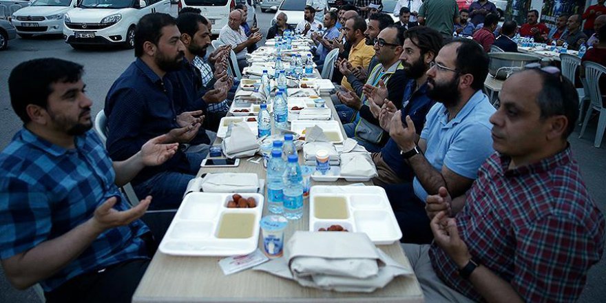 Cezaevi önünde Filistin için dua ettiler