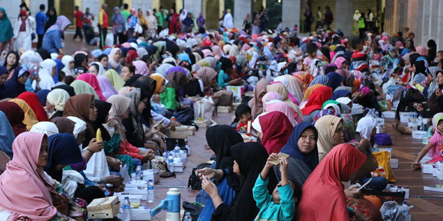 Endonezya'da ilk iftarlar yapıldı