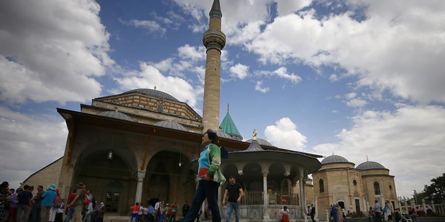 Hz. Mevlana'nın Türbesi Ramazan'da dolup taşıyor