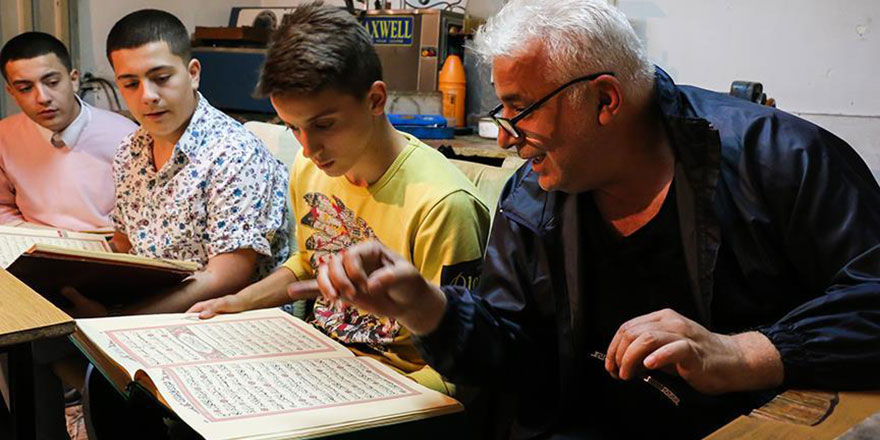 Üsküplü kuyumcu atölyesinde Kur'an-ı Kerim öğretiyor