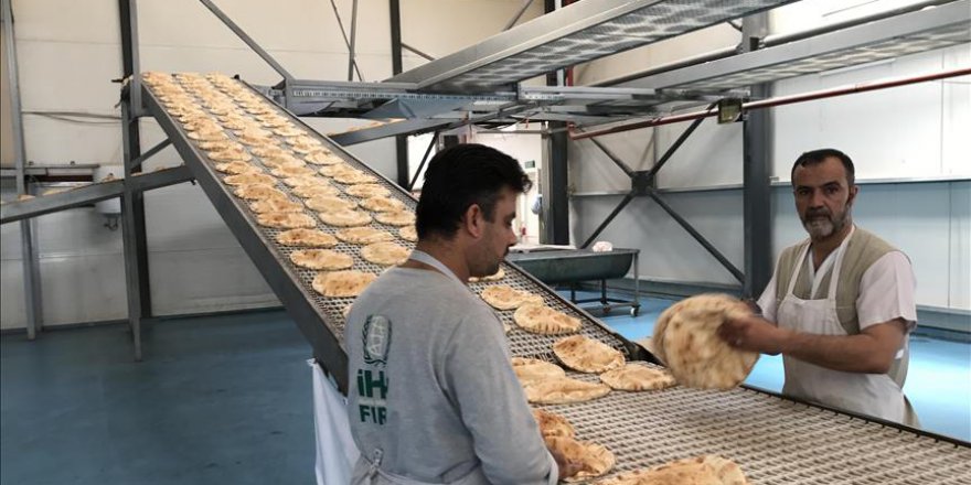 İHH'dan Suriyeli sığınmacılara ekmek yardımı