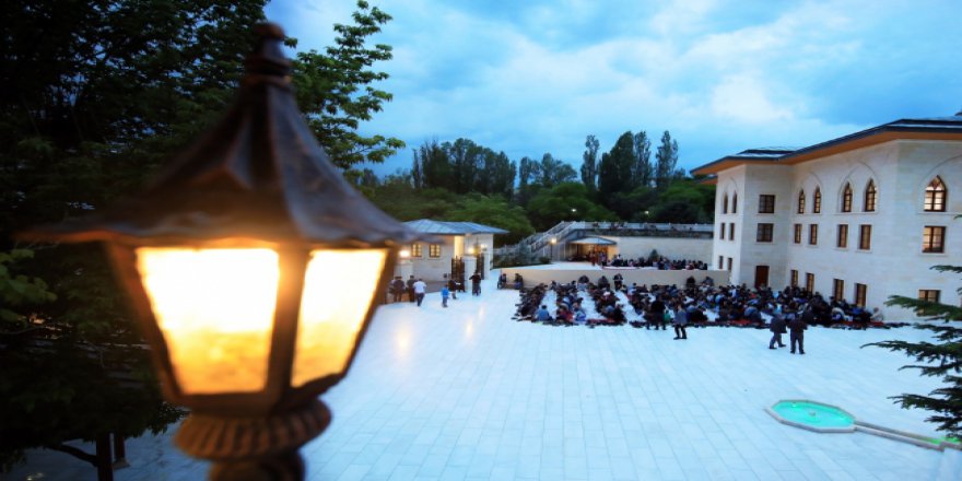 Somuncu Baba Külliyesi'nde iftar geleneği sürdürülüyor
