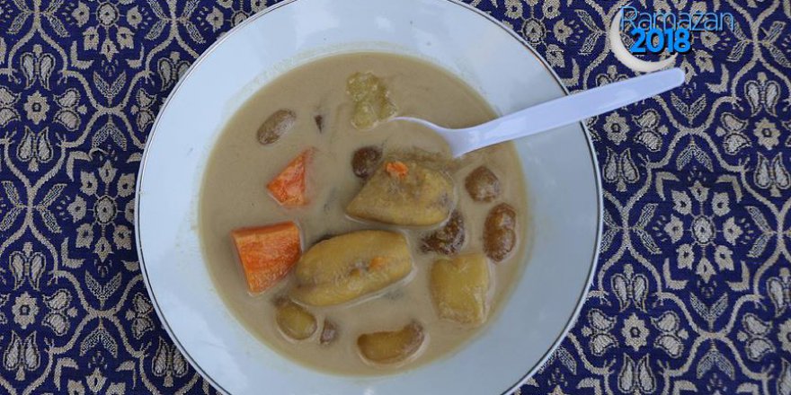 Endonezya’da iftar sofrasının vazgeçilmezi muz çorbası