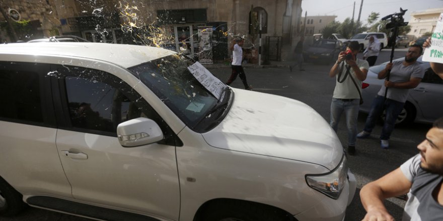 Filistinliler ABD'li heyete ayakkabı fırlattı