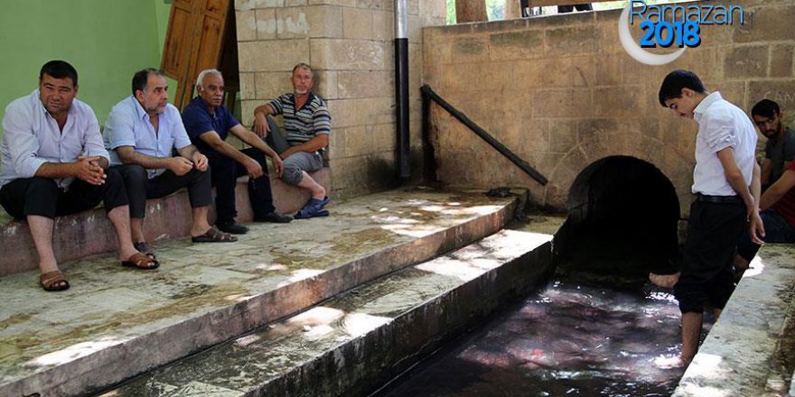 İftar saatini camilerde bekliyorlar