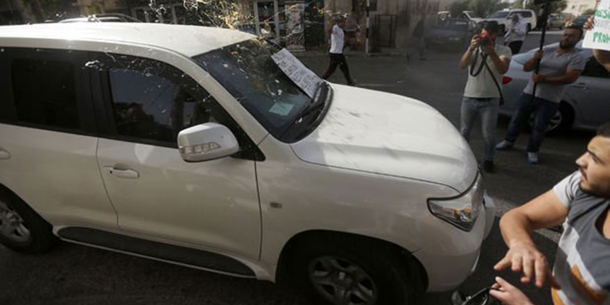 Filistinlilerden ABD'li heyete yumurtalı ve ayakkabılı protesto