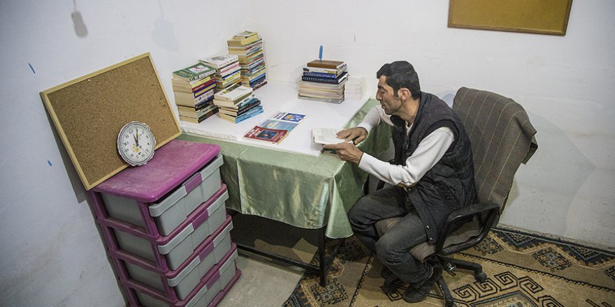 Bodrum katında kitaplarıyla yaşıyor