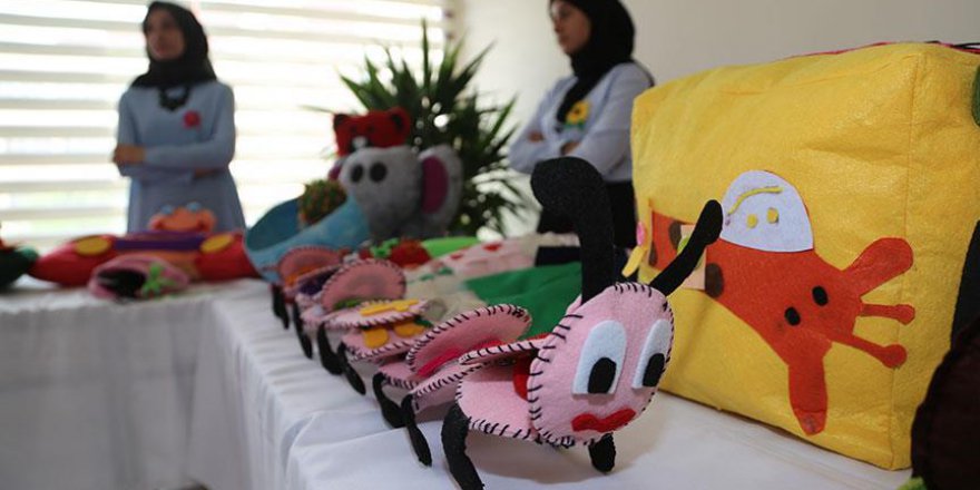 Köy okullarında dağıtılacak oyuncukları derste yaptılar