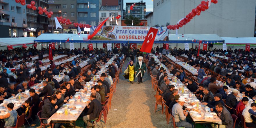 Ağrı'da 'kardeşlik iftarı'na yoğun katılım