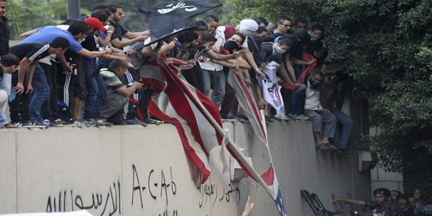 İslam düşmanı film yayınlandı Amerikan bayrağını imha ettiler