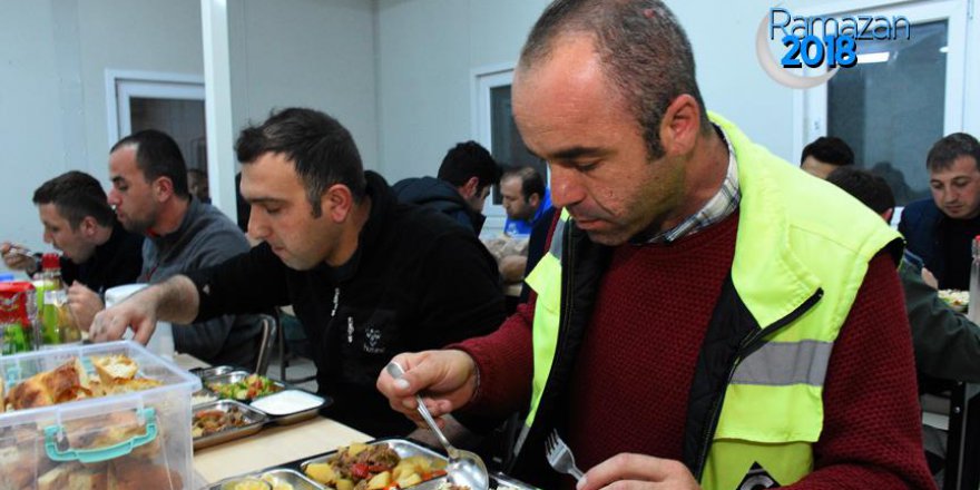 Zigana Tüneli işçilerinin şantiye iftarı