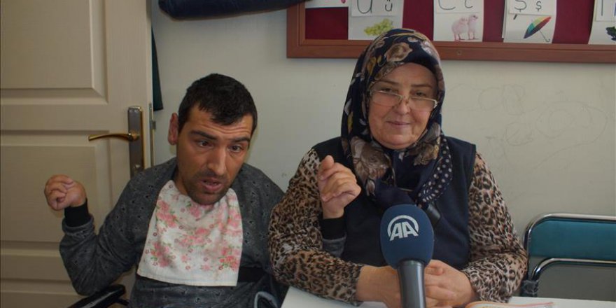 Okuma yazmayı engelli oğluyla geldiği kursta öğreniyor