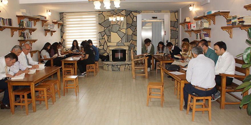 Bu ilçede her gün 22 bin kişi aynı saatte kitap okunuyor