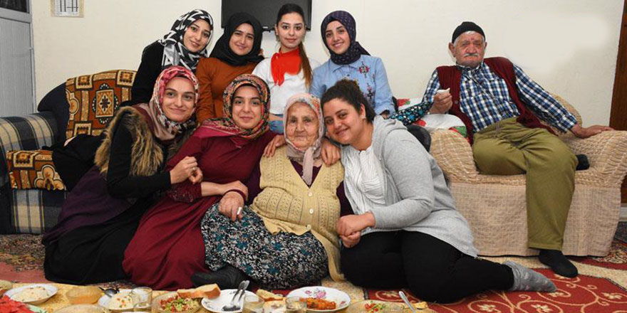 Aferin bu öğrencilere: Yemek hazırlayıp yaşlılarla iftar yapıyorlar